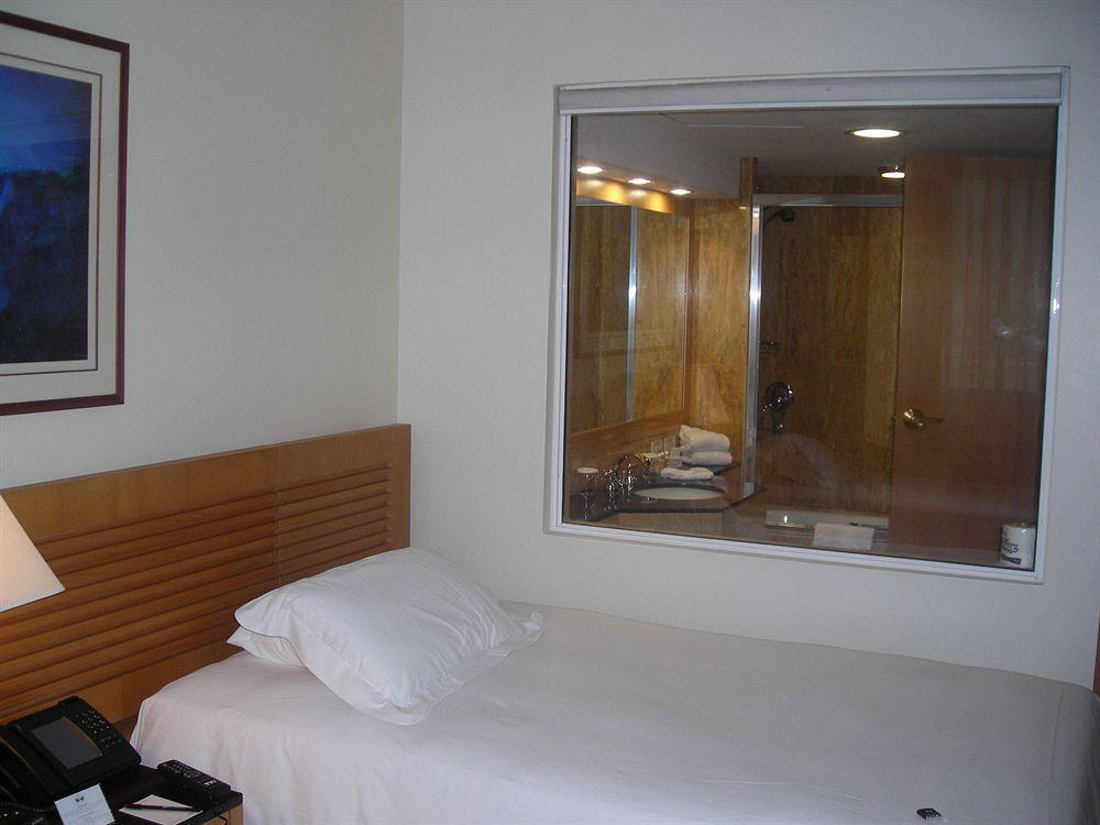 Eurobuilding Hotel & Suites Caracas Ngoại thất bức ảnh A room with a see-through shower