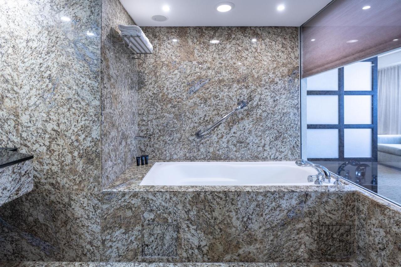 Eurobuilding Hotel & Suites Caracas Ngoại thất bức ảnh Bathroom with granite tiles