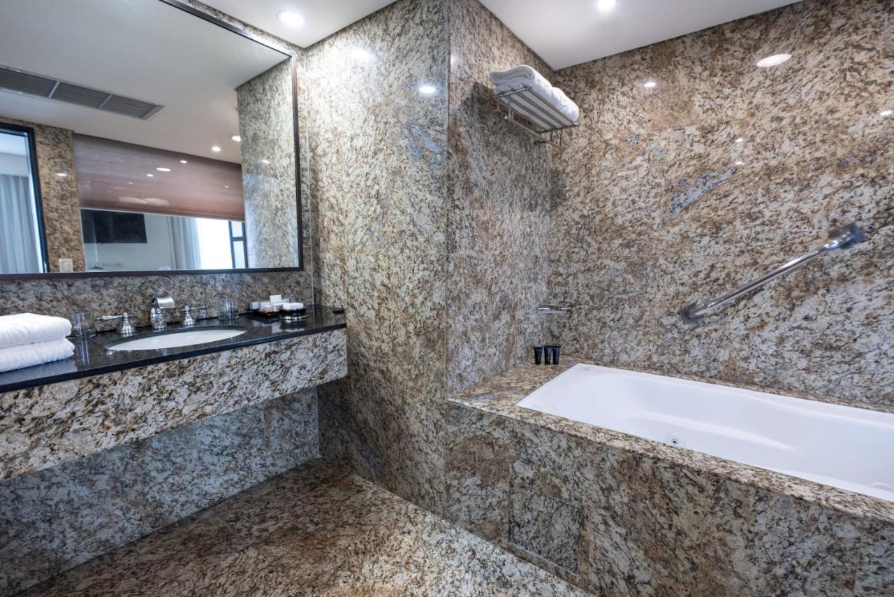 Eurobuilding Hotel & Suites Caracas Ngoại thất bức ảnh Granite bathroom