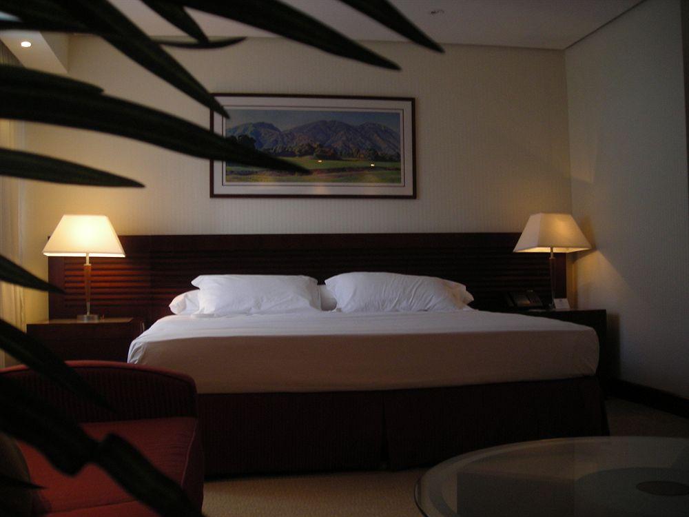 Eurobuilding Hotel & Suites Caracas Ngoại thất bức ảnh A bedroom at the Taj Bengal