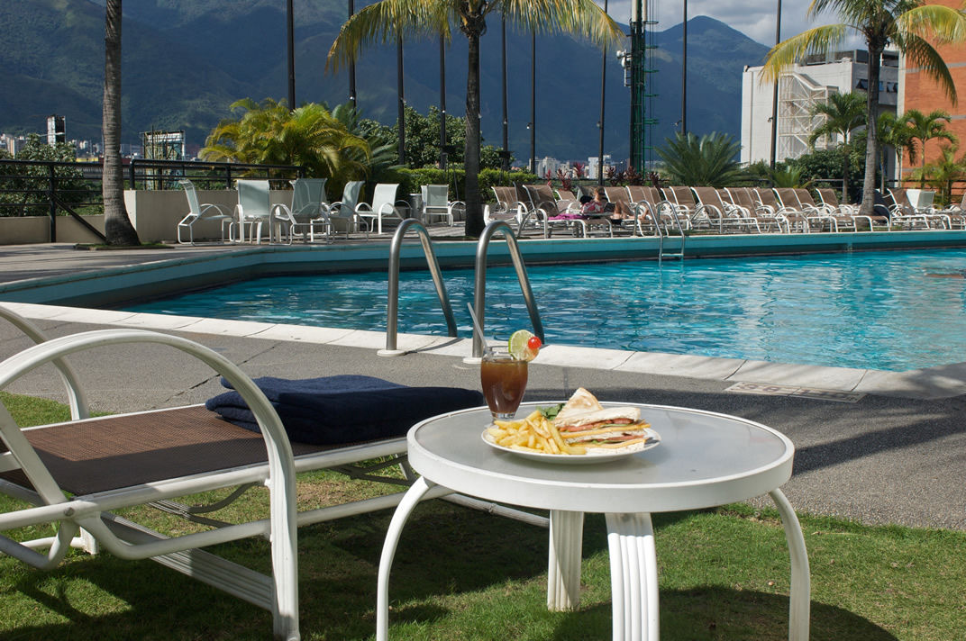 Eurobuilding Hotel & Suites Caracas Ngoại thất bức ảnh Hotel's pool